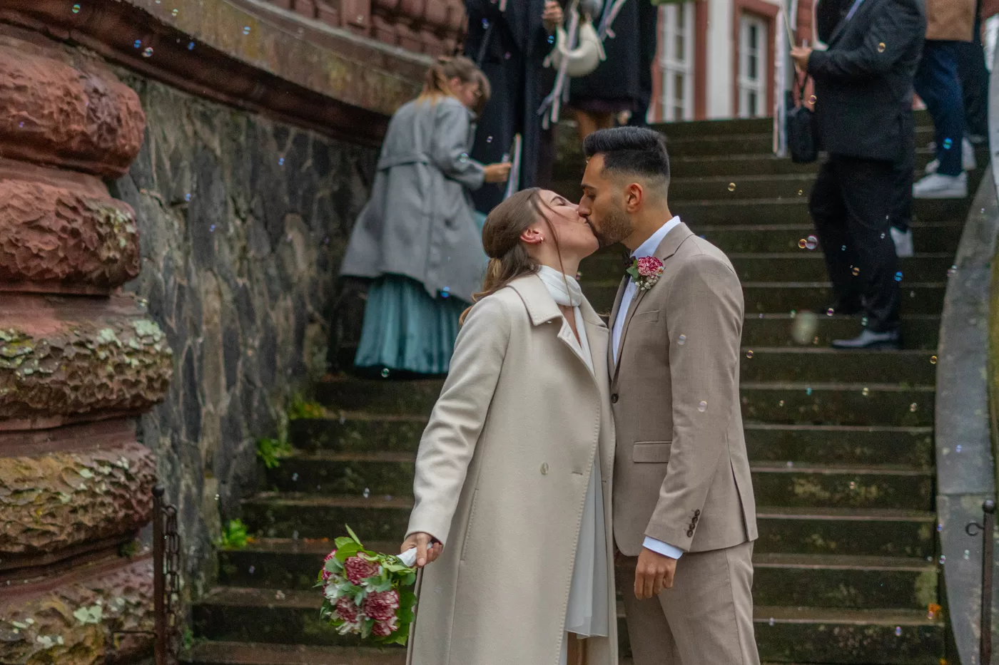 Hochzeitskuss auf der Treppe – Hochzeitsfotograf Frankfurt